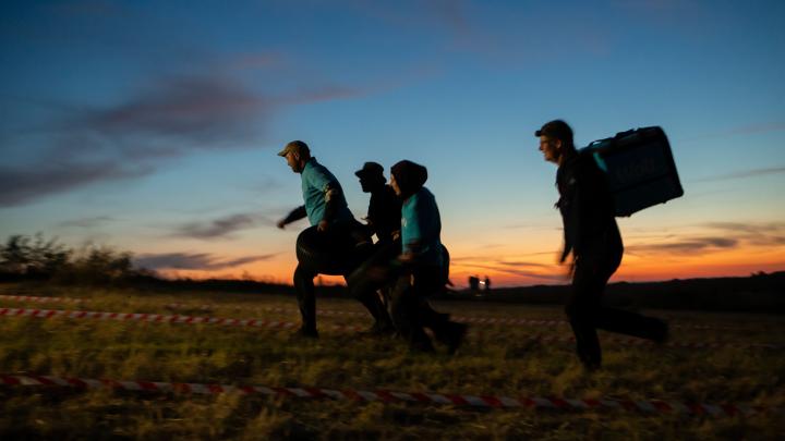 Løbende wolt-bude bringer ud i solnedgangen